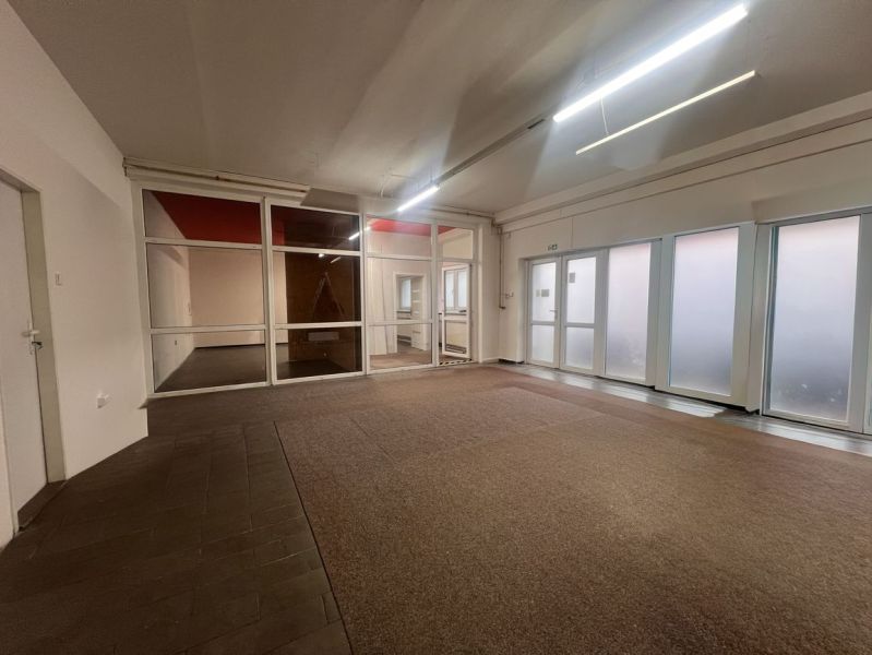 Na prenájom priestor 144m2 - Banská Bystrica, Zvolenská cesta - Obchodné priestory s presklenými priečkami a kobercovou podlahou.
