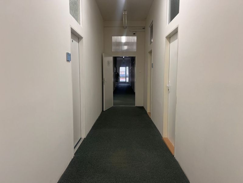 Na prenájom kancelária 24m2 - Banská Bystrica, Zvolenská cesta NO556ZL - Chodba v kancelárii s dvermi na oboch stranách.