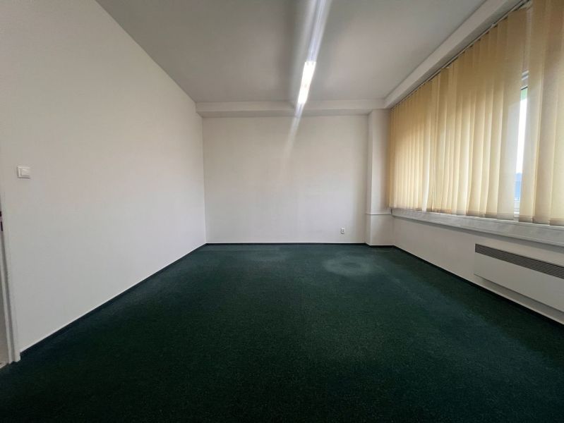 Na prenájom kancelária 24m2 - Banská Bystrica, Zvolenská cesta NO556ZL - Kancelárie s kobercom a záclonami na veľkých oknách.