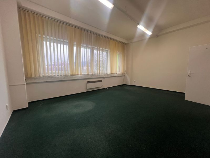 Na prenájom kancelária 24m2 - Banská Bystrica, Zvolenská cesta NO556ZL - Kancelárie s tmavým kobercom a vertikálnymi žalúziami pri veľkých oknách.