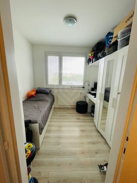 Na predaj 3.izb.byt v Petržalke pri novej elek.trati.65m2 - Detská izba so skriňou, posteľou a podlahou s dreveným dekorom, 3-izbový byt.