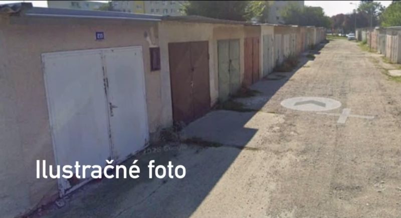Predaj garáže, Dunajská Streda - Rada garáží v Dunajskej Strede s rôznofarebnými dverami na spevnenej ceste.