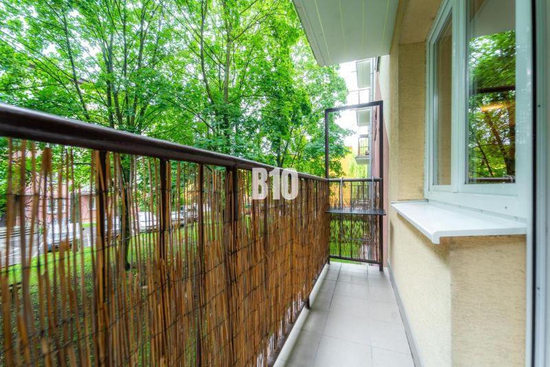 2 izbový kompletne zariadený byt Sever na prenájom - Balkón v 2-izbovom byte s výhľadom na zeleň, obklopený stromami v meste Martin.