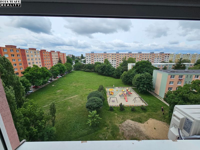 Predáme novorekonštruovanú garzonku v Šali - Výhľad z nehnuteľnosti na Nešporovej ulici v Šali s ihriskom a sídliskom.