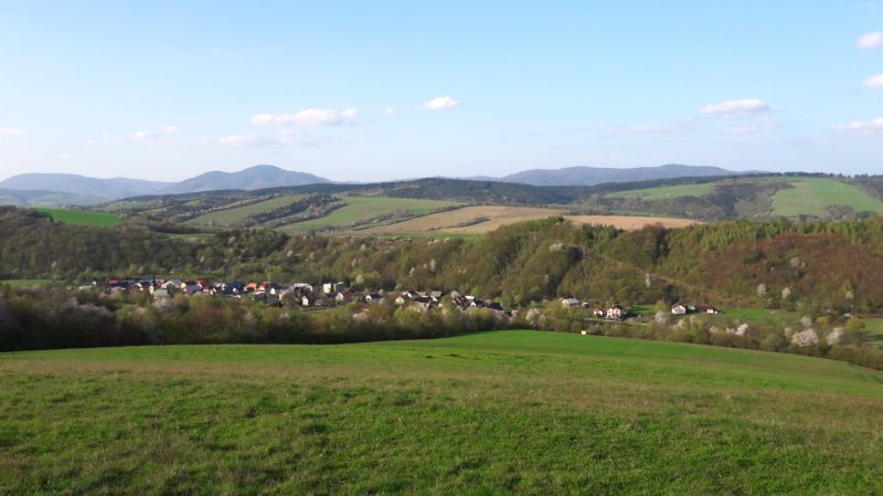 Bogliarka – 56.200 m2 ORNÁ PÔDA - Pohľad na poľnohospodárske a lesné pozemky v Bogliarke s kopcovitým horizontom a dedinou.