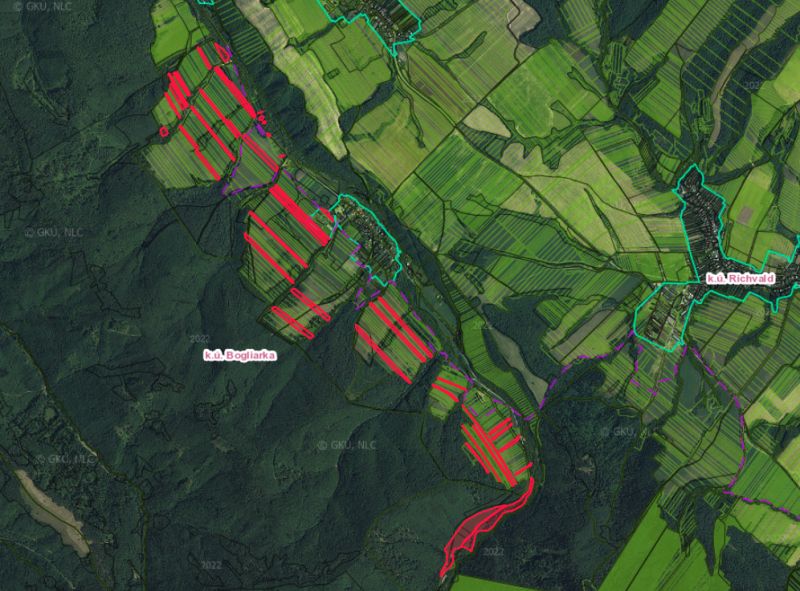 Bogliarka – 56.200 m2 ORNÁ PÔDA - Poľnohospodárske a lesné pozemky v oblasti Bogliarka a jej okolia na satelitnej mape.