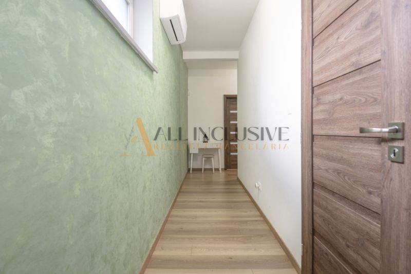 NA PREDAJ 4 IZBOVÝ RODINNÝ DOM - NOVOSTAVBA, ŠAMORÍN - Chodba rodinného domu s drevenou podlahou, zelenou stenou a dverami z tmavého dreva.