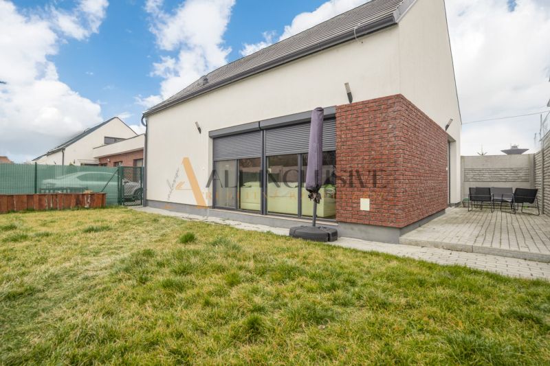 NA PREDAJ 4 IZBOVÝ RODINNÝ DOM - NOVOSTAVBA, ŠAMORÍN - Bungalov s trávnikom a terasou, za plotom je vidieť Rodinný dom.