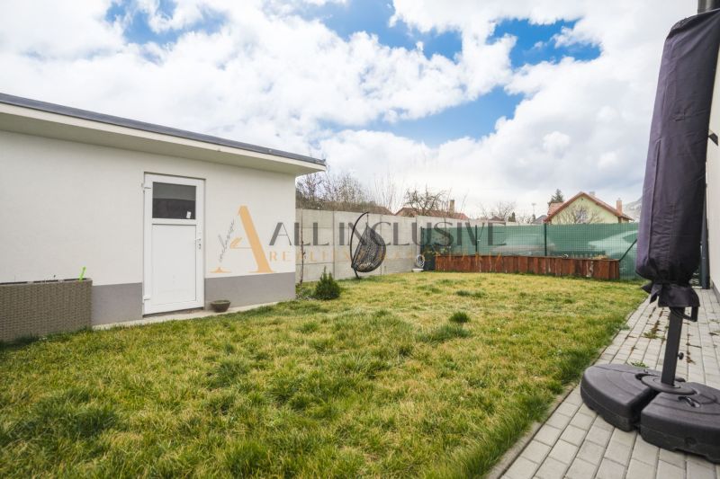 NA PREDAJ 4 IZBOVÝ RODINNÝ DOM - NOVOSTAVBA, ŠAMORÍN - Záhrada pri rodinnom dome s altánkom, sedením a udržiavaným trávnikom pre relax a oddych.