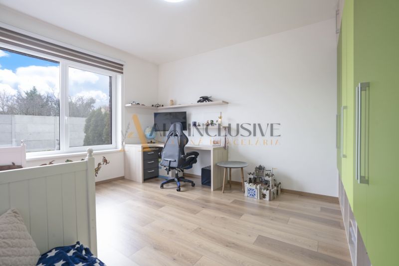 NA PREDAJ 4 IZBOVÝ RODINNÝ DOM - NOVOSTAVBA, ŠAMORÍN - Izba s pracovným stolom, pohodlnou stoličkou a dekoračnými prvkami v rodinnom dome.
