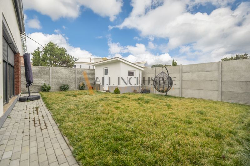 NA PREDAJ 4 IZBOVÝ RODINNÝ DOM - NOVOSTAVBA, ŠAMORÍN - Záhrada pri rodinnom dome obsahuje trávnik, dlažbu, hojdačku a oplotenie.