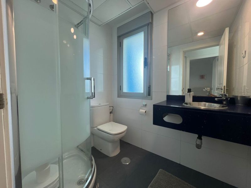 Na predaj apartmán - Mar Menor, Španielsko A500ZL - Kúpeľňa s toaletou, sprchovacím kútom a umývadlom v rekreačnom apartmáne.