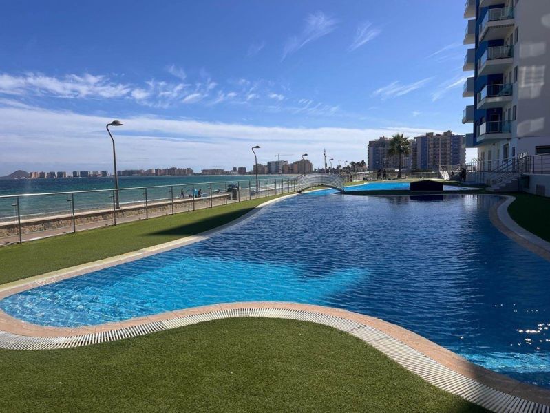 Na predaj apartmán - Mar Menor, Španielsko A500ZL - Bazén s výhľadom na more pri Rekreačnom apartmáne v La Manga del Mar Menor, Španielsko.