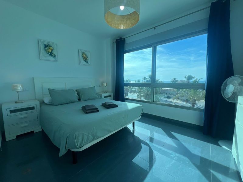 Na predaj apartmán - Mar Menor, Španielsko A500ZL - Spálňa rekreačného apartmánu s veľkým oknom, posteľou a stolíkmi.