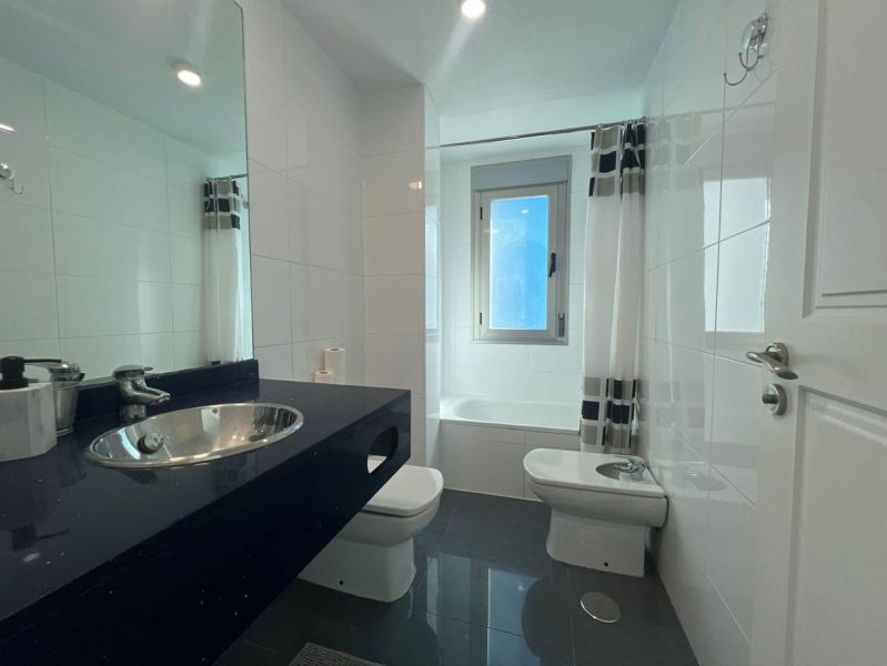 Na predaj apartmán - Mar Menor, Španielsko A500ZL - Kúpeľňa v rekreačnom apartmáne s vaňou a umývadlom na tmavej doske.