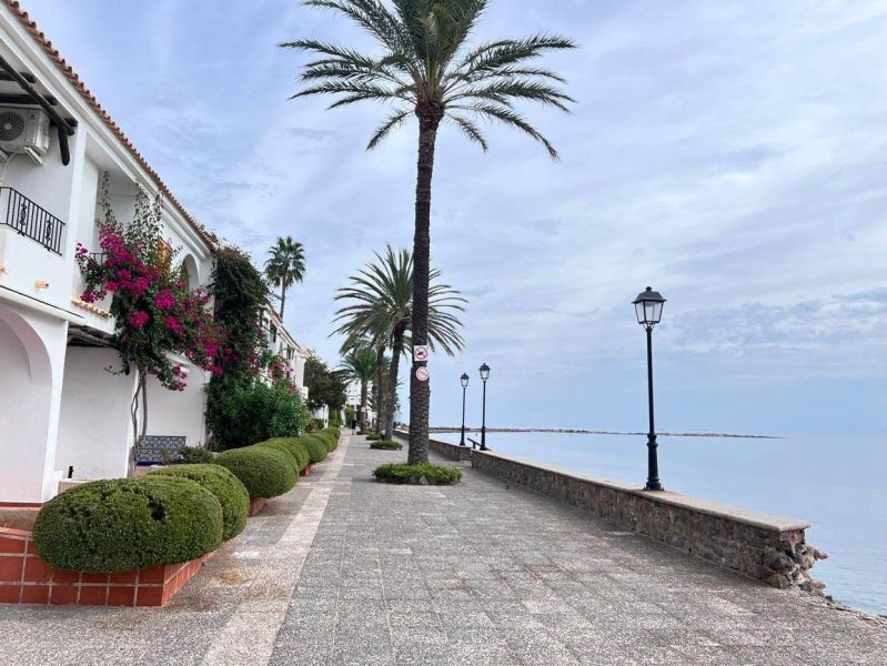Na predaj apartmán - Mar Menor, Španielsko A500ZL - Promenáda pri mori v La Manga del Mar Menor, Španielsko, lemovaná palmami a lampami.