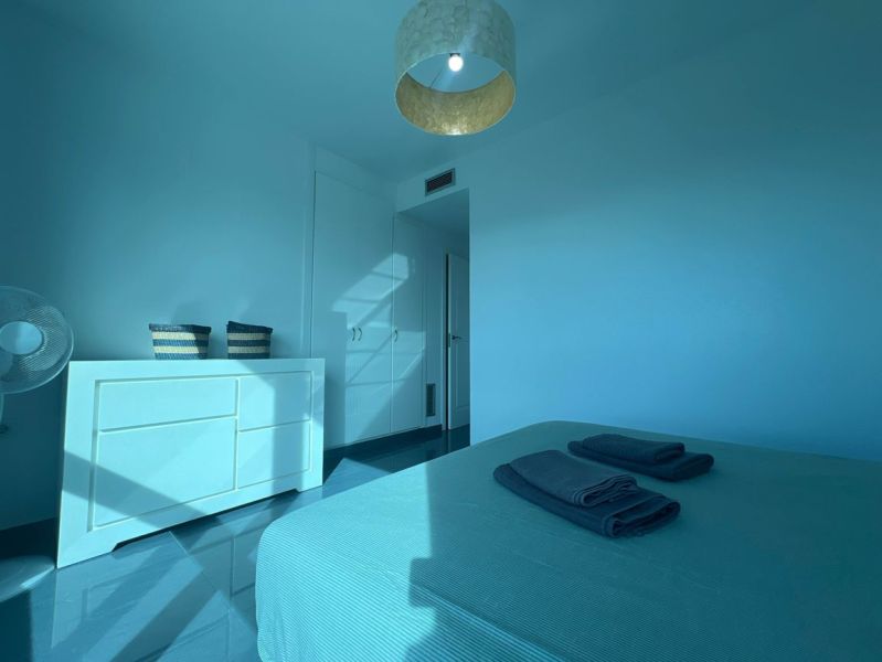 Na predaj apartmán - Mar Menor, Španielsko A500ZL - Rekreačný apartmán so svetlou izbou, posteľou, komodou a lodžou v modrých tónoch.