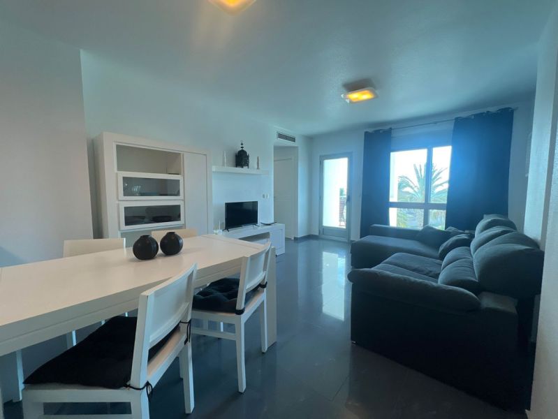 Na predaj apartmán - Mar Menor, Španielsko A500ZL - Jedálenský stôl so stoličkami a pohovkou, Rekreačný apartmán, podlaha s dreveným dekorom.