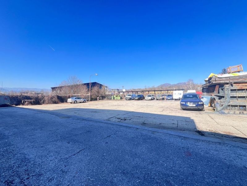 Na prenájom oplotené parkovisko 900 m²  - Banská Bystrica/časť Majer  - Parkovisko s autami na pozemku, Majerská cesta, Majer, Banská Bystrica, komerčné využitie.