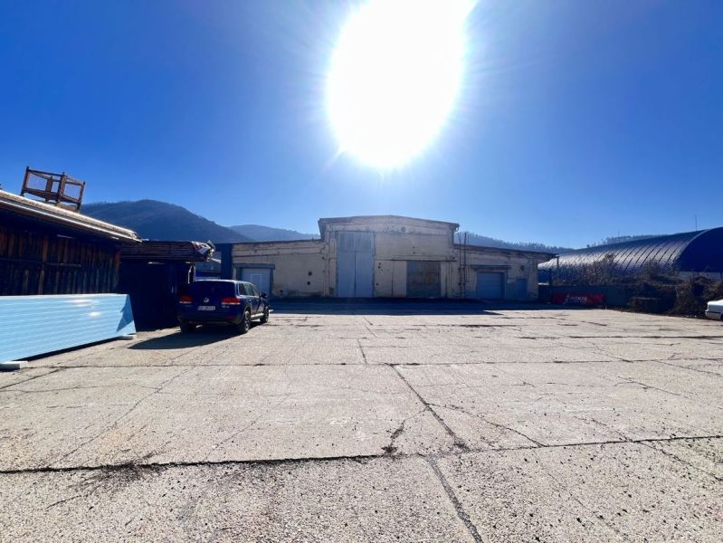 Na prenájom oplotené parkovisko 900 m²  - Banská Bystrica/časť Majer  - Slnko nad priemyselnou budovou na pozemku - komerčné, Majerská cesta, Majer, Banská Bystrica.