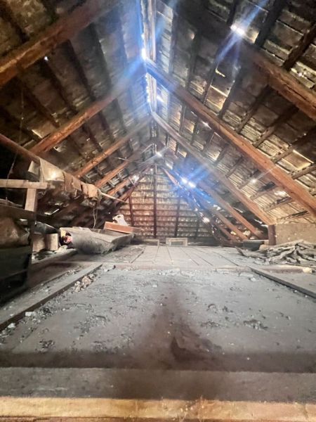 Na predaj vidiecky rodinný dom - Žarnovica/Brehy D045ZL - Podkrovie v rodinnom dome s drevenými trámami a prirodzeným osvetlením.