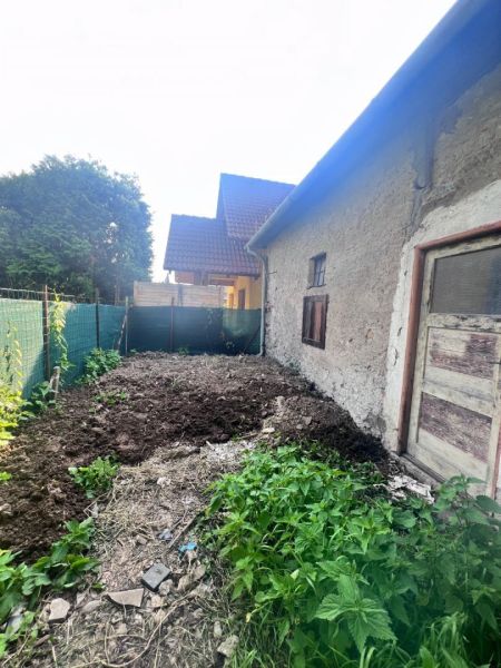 Na predaj vidiecky rodinný dom - Žarnovica/Brehy D045ZL - Starší rodinný dom v Brehoch, Nová Baňa, okres Žarnovica, s hlineným dvorom a vegetáciou.