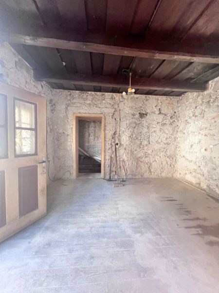 Na predaj vidiecky rodinný dom - Žarnovica/Brehy D045ZL - Rustikálna miestnosť v Rodinnom dome s kamennými stenami a podlahou s dreveným dekorom.
