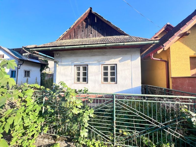 Na predaj vidiecky rodinný dom - Žarnovica/Brehy D045ZL - Rodinný dom v Brehoch, Nová Baňa, okres Žarnovica, Banskobystrický kraj, so záhradným plotom.