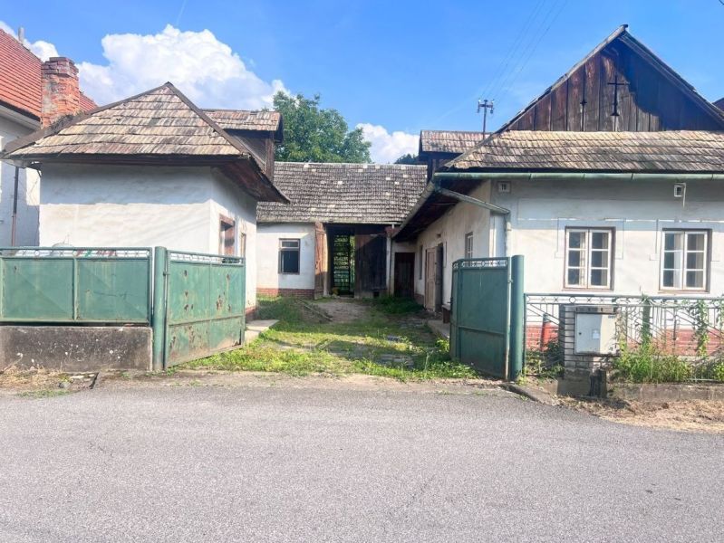 Na predaj vidiecky rodinný dom - Žarnovica/Brehy D045ZL - Rodinný dom v Brehoch, Nová Baňa, okres Žarnovica, s plechovou bránou a šindľovou strechou.