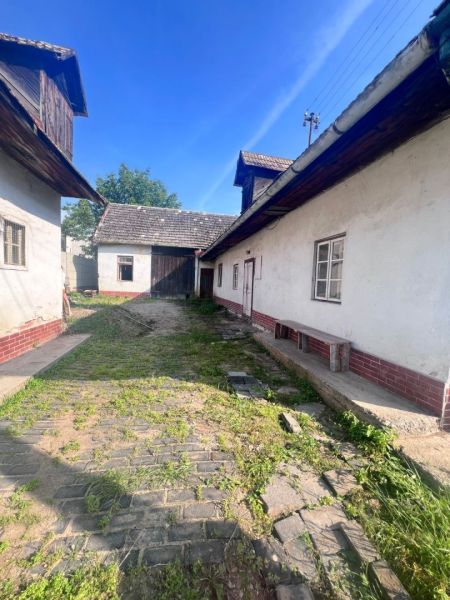 Na predaj vidiecky rodinný dom - Žarnovica/Brehy D045ZL - Dvor rodinného domu v obci Brehy, Nová Baňa, okres Žarnovica, s trávnatou cestou.