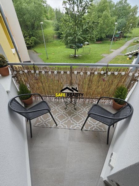 3 - izbový byt Žilina - Závodie, Exkluzívne - Balkón 3-izbového bytu ponúka výhľad na zeleň a detské ihrisko.