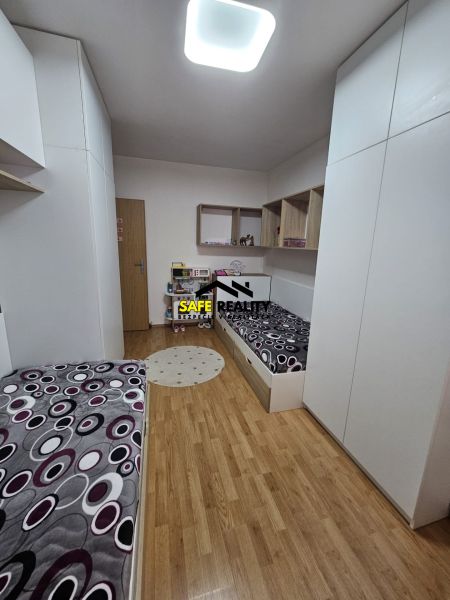 3 - izbový byt Žilina - Závodie, Exkluzívne - Detská izba s posteľami a podlahou s dreveným dekorom v 3-izbovom byte.