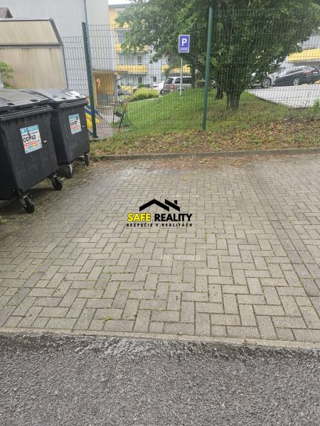 3 - izbový byt Žilina - Závodie, Exkluzívne - Odpadkové koše na Kvačalovej ulici v Žiline pri 3-izbovom byte za plotom.