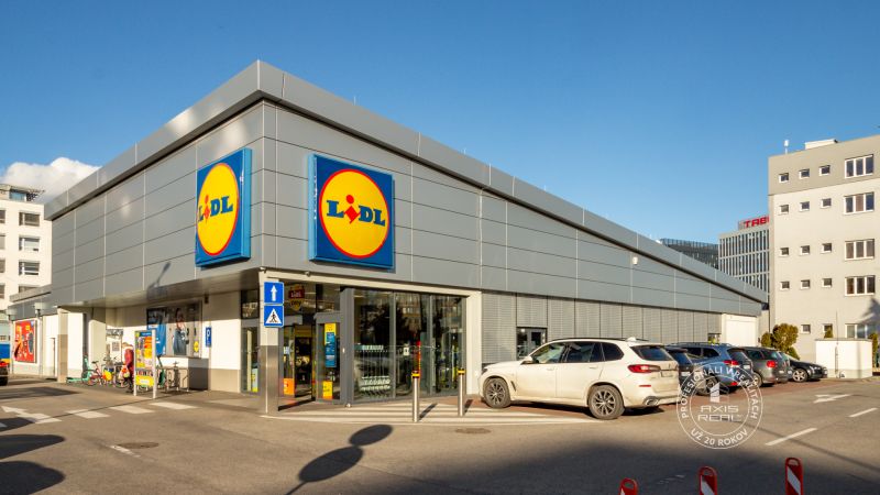 LUXUSNÝ 3-izb.byt, NOVOSTAVBA OCTOPUS, Mraziarenská ul. - Supermarket v Bratislave, Mraziarenskej ulici s logom Lidlu a parkoviskom.