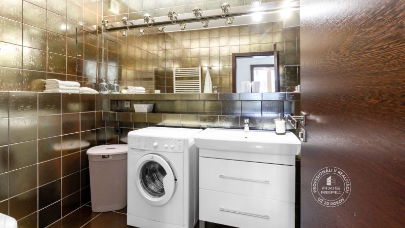 LUXUSNÝ 3-izb.byt, NOVOSTAVBA OCTOPUS, Mraziarenská ul. - Kúpeľňa v 3-izbovom byte so zrkadlovými obkladačkami, práčkou a umývadlom.