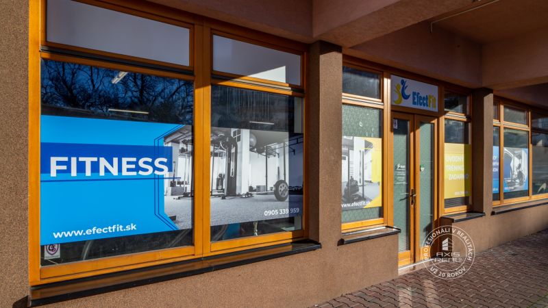 LUXUSNÝ 3-izb.byt, NOVOSTAVBA OCTOPUS, Mraziarenská ul. - Fitness centrum na Mraziarenskej ulici v Bratislave - Ružinove s reklamným nápisom.