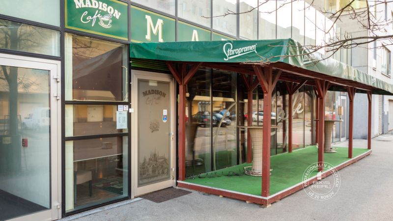 LUXUSNÝ 3-izb.byt, NOVOSTAVBA OCTOPUS, Mraziarenská ul. - Vstup do Madison Café na Mraziarenskej v Bratislave-Ružinove s exteriérovým posedením.
