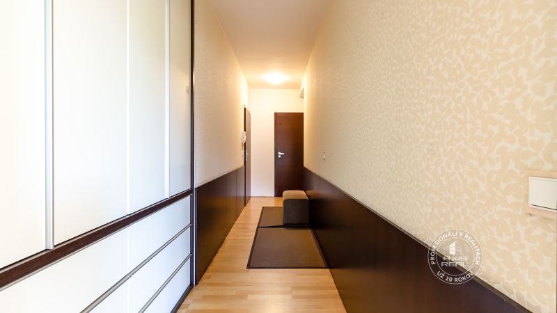 LUXUSNÝ 3-izb.byt, NOVOSTAVBA OCTOPUS, Mraziarenská ul. - Úzka vstupná chodba so šatníkovými skriňami a drevenými dverami v 3-izbovom byte.