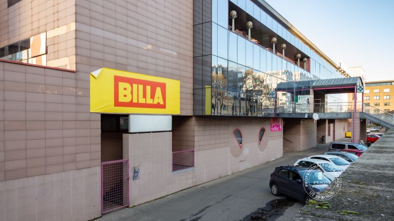 LUXUSNÝ 3-izb.byt, NOVOSTAVBA OCTOPUS, Mraziarenská ul. - Budova s nápisom BILLA a parkovacími miestami na Mraziarenskej ulici v Bratislave, Ružinove.