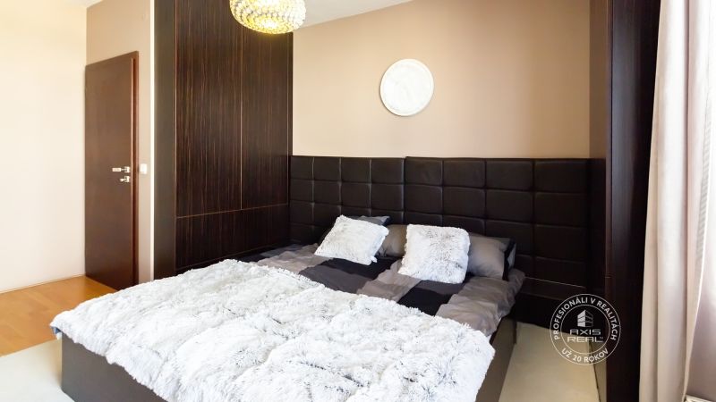 LUXUSNÝ 3-izb.byt, NOVOSTAVBA OCTOPUS, Mraziarenská ul. - Spálňa v 3-izbovom byte s luxusnou posteľou a štýlovým osvetlením.