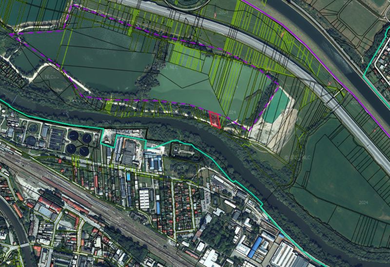 Vrútky – 920 m2 POZEMKY na okraji intravilánu - Mapa poľnohospodárskych a lesných pozemkov pri Vrútkach s riekou a infraštruktúrou dediny.