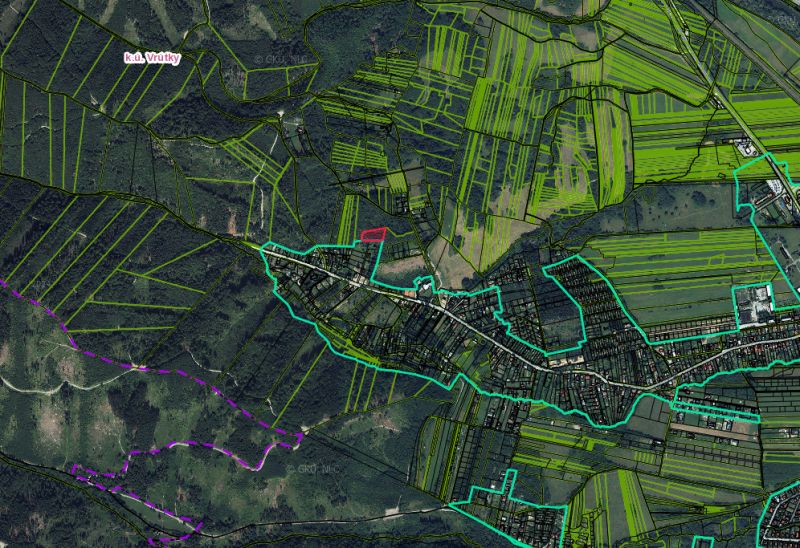 Vrútky – 920 m2 POZEMKY na okraji intravilánu - Letecký pohľad na poľnohospodárske a lesné pozemky v okolí mesta Vrútky.