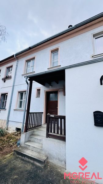 Na predaj 3 i byt so záhradou v Partizánskom – centrum - Vchod do 3-izbového bytu na ulici Rudolfa Jašíka v Partizánskom.