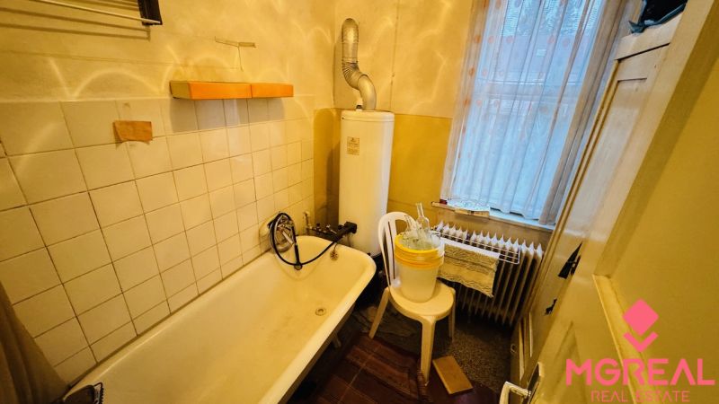 Na predaj 3 i byt so záhradou v Partizánskom – centrum - Kúpeľňa s vaňou a bojlerom v 3-izbovom byte.