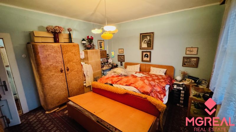 Na predaj 3 i byt so záhradou v Partizánskom – centrum - Spálňa v 3-izbovom byte s vintage nábytkom a výzdobou.