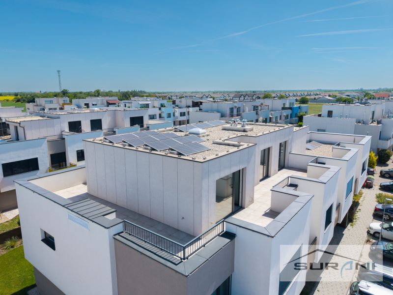 Nový 3-izbový byt 82 m² | Terasa 97 m² | Mesačná ulica | Hviezdoslavov - Bytový komplex na Mesačnej ulici v Hviezdoslavove so solárnymi panelmi na strechách.