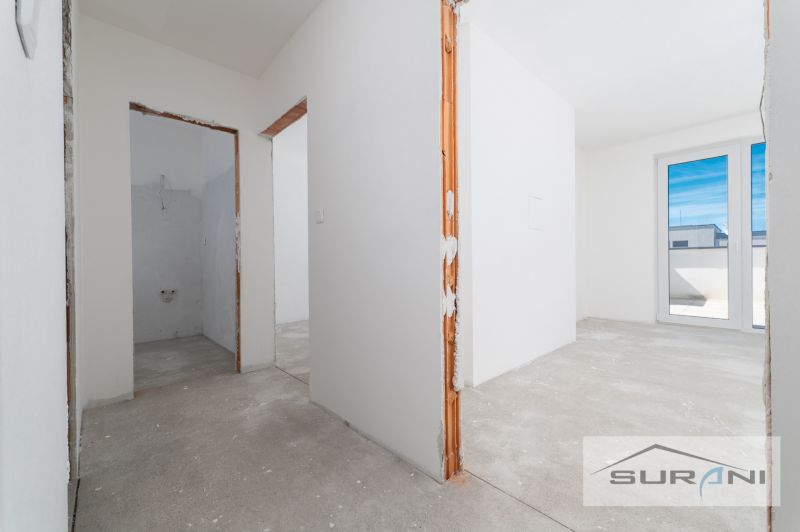 Nový 3-izbový byt 82 m² | Terasa 97 m² | Mesačná ulica | Hviezdoslavov - Interiér 3-izbového bytu v procese dokončovania s balkónovými dverami.