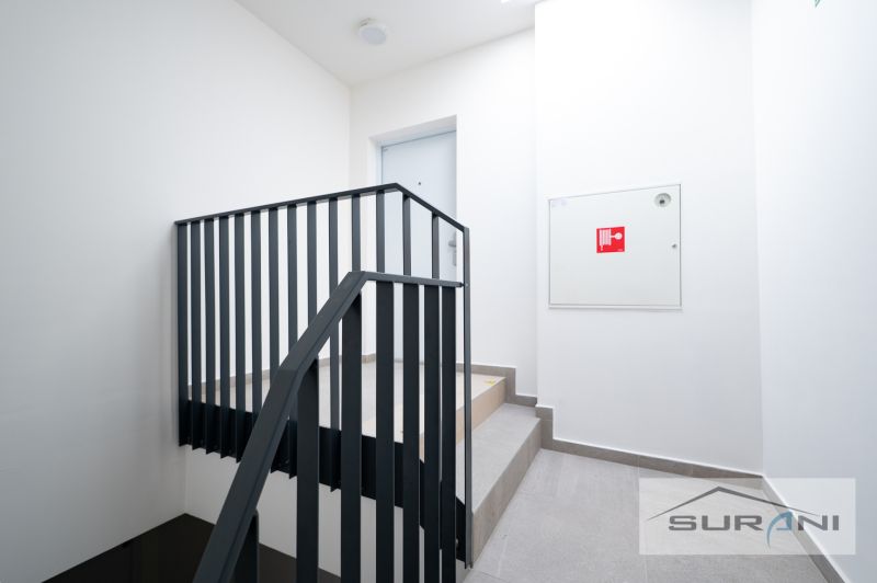 Nový 3-izbový byt 82 m² | Terasa 97 m² | Mesačná ulica | Hviezdoslavov - Schodisko s oceľovým zábradlím a prístupom k 3-izbovému bytu.