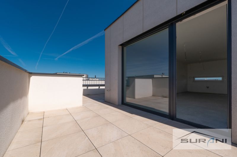 Nový 3-izbový byt 82 m² | Terasa 97 m² | Mesačná ulica | Hviezdoslavov - Terasa 3-izbového bytu na Mesačnej ulici v Hviezdoslavove s výhľadom na oblohu.