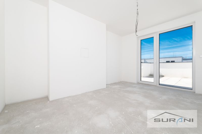 Nový 3-izbový byt 82 m² | Terasa 97 m² | Mesačná ulica | Hviezdoslavov - Nezariadená izba v 3-izbovom byte s francúzskym oknom a výhľadom na terasu.